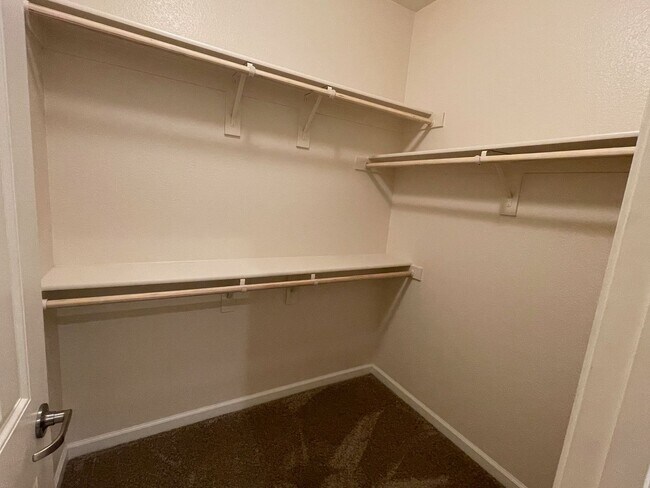 Building Photo - Townhome short drive to freeway. 3 bedroom 2 1/2 baths