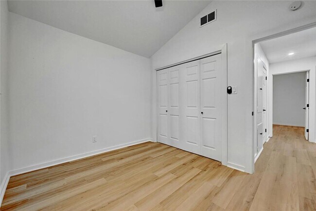 Building Photo - Fully updated 6 bed house!!! 1911 David!
