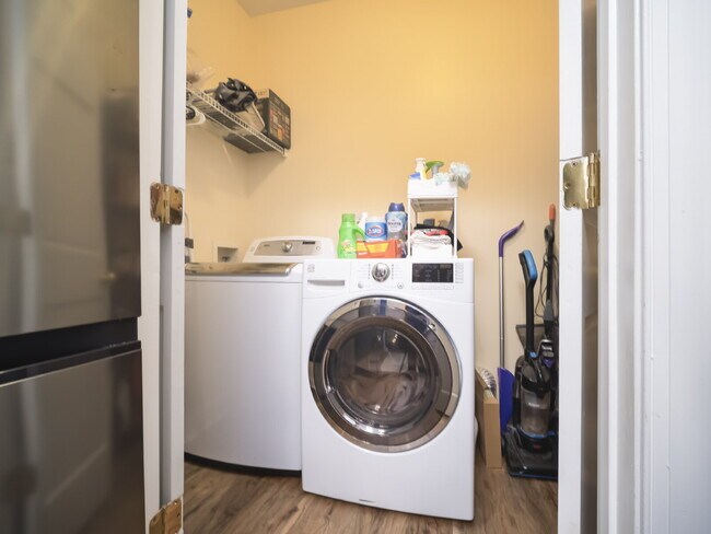 Building Photo - "Charming 3-Bedroom Condo with Cozy Fireplace - 1404 Sq Ft of Comfort in Prime NC Location!"