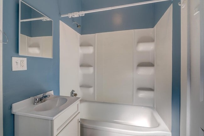 Building Photo - 427 Vernal Ave