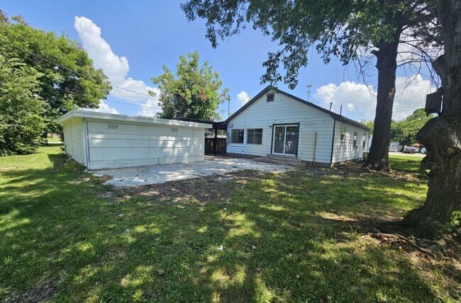 Building Photo - 427 E BJ Tunnell Blvd