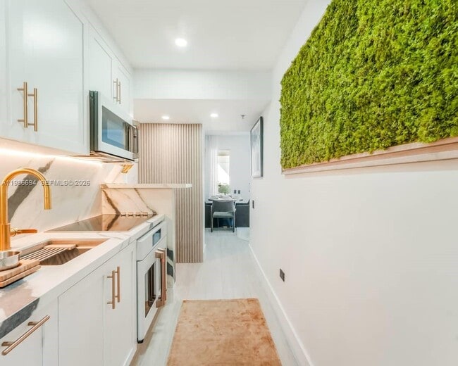 Building Photo - 100 Collins Ave