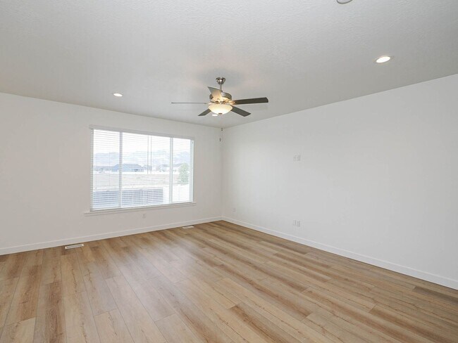 Building Photo - 4 Bedroom, 2.5 bathroom Eagle Mountain Home