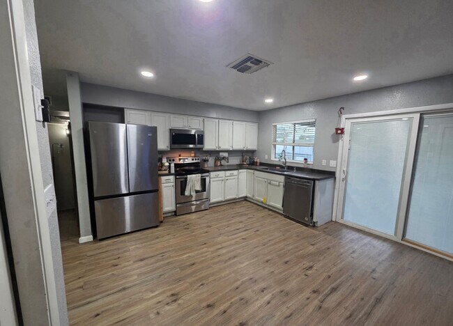 Building Photo - 3101 W Bluefield Ave