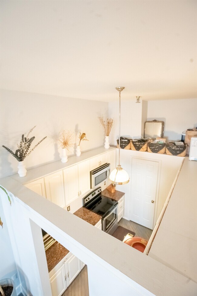 Building Photo - 154 Ogden Ave.