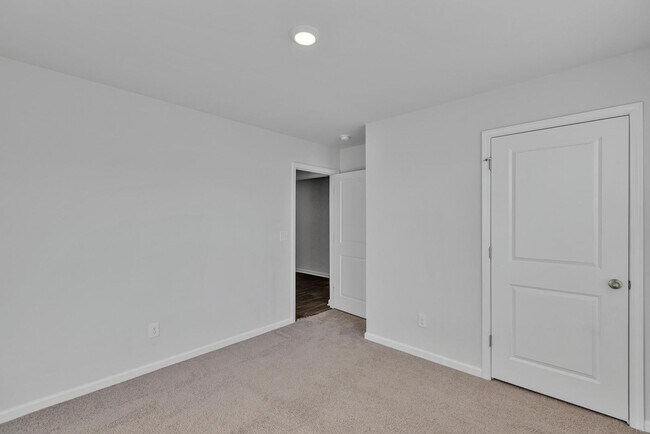 Building Photo - Move in Special- move-1/2 off the first month's rent with a lease signed by 12/31!!!