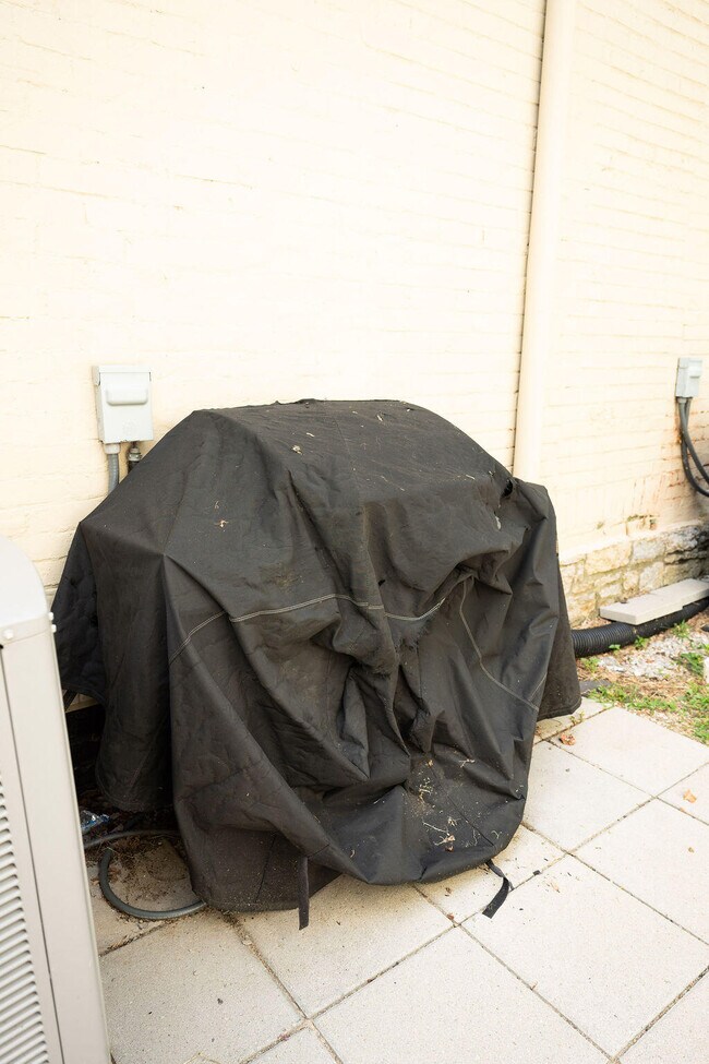 Building Photo - 275 S Limestone