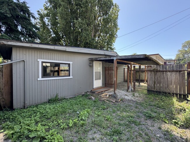 Building Photo - 820 S Donovan St