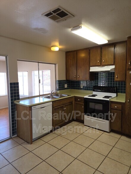 Building Photo - 26340 Harrisburg Dr
