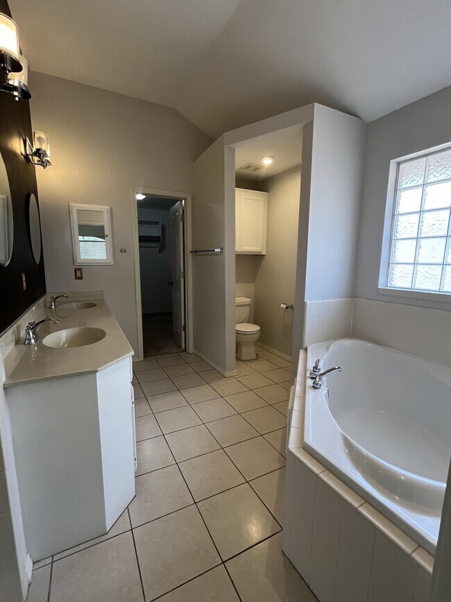 Building Photo - 401 Whitehouse Ln