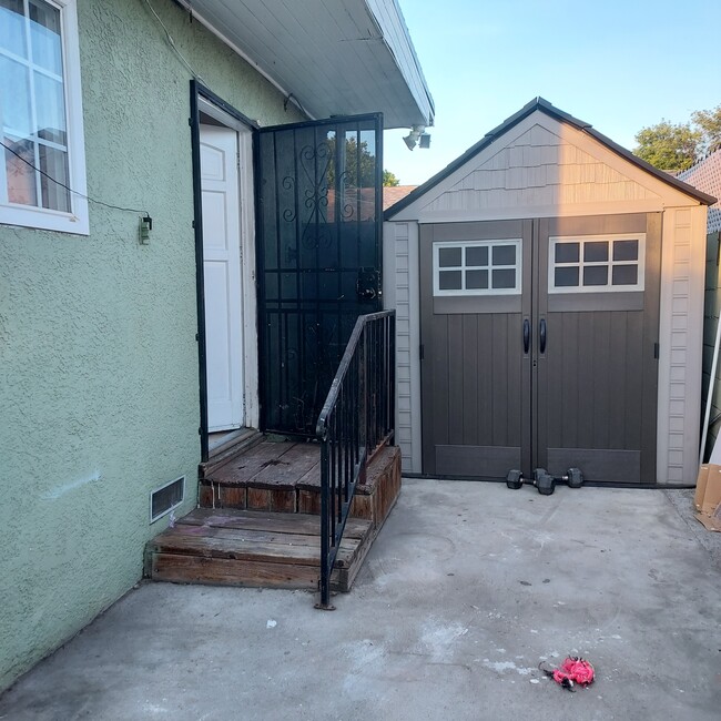 Private bedroom entrance pic #2 - 11938 Nava St