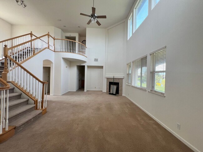 Building Photo - Luxury LAKEFRONT property!!!