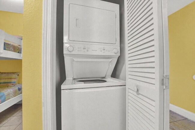 Building Photo - 9800 S Thomas Dr