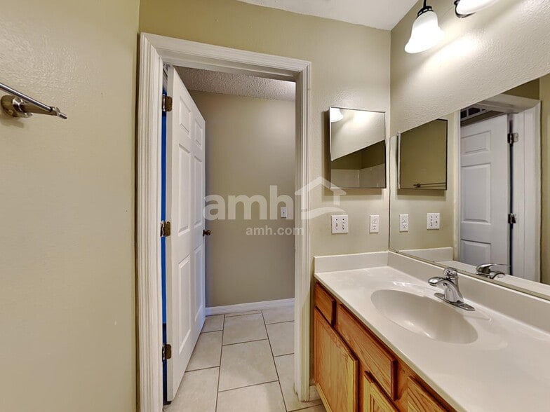 Building Photo - 16560 Corner Lake Dr