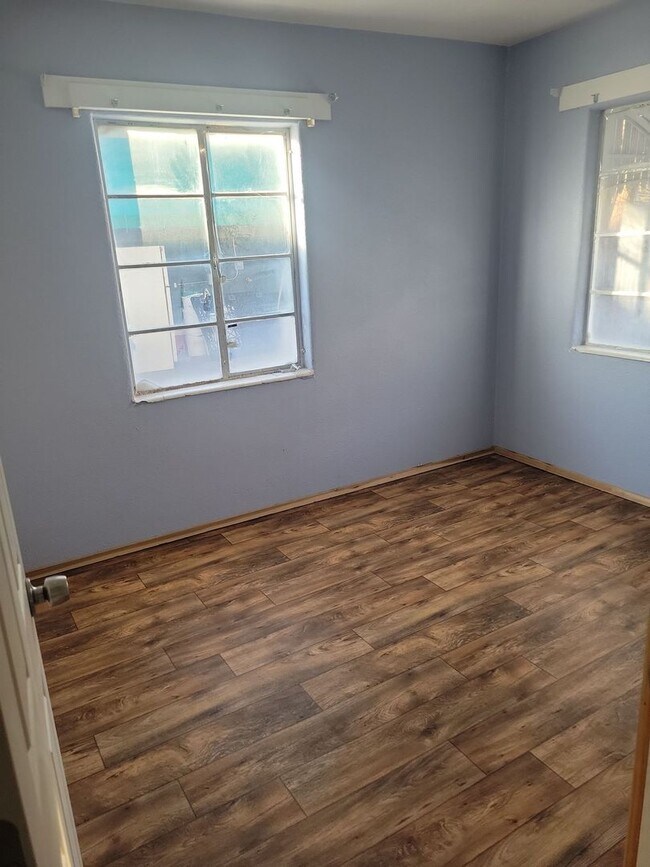 Building Photo - 905 N Lincoln Ave