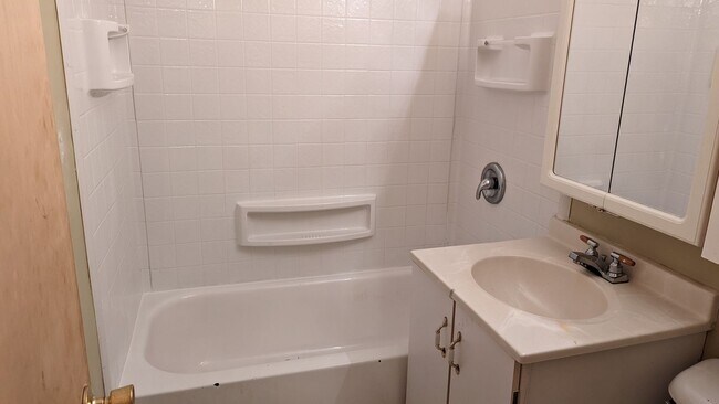 Building Photo - 810 Maplepark Dr