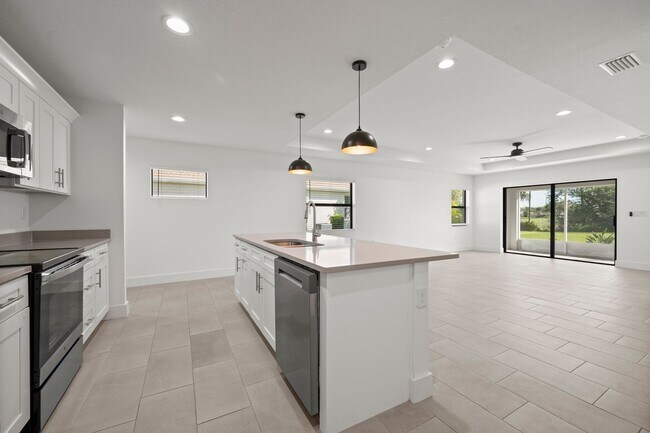 Building Photo - 1392 San Cristobal Ave