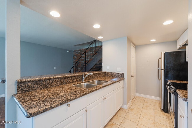 Building Photo - 2044 N Avenida Vista Del Monte