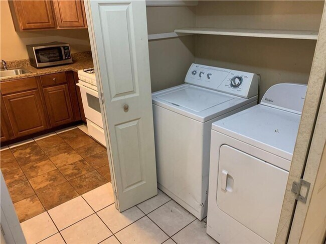 Building Photo - 7208 Creekside Dr