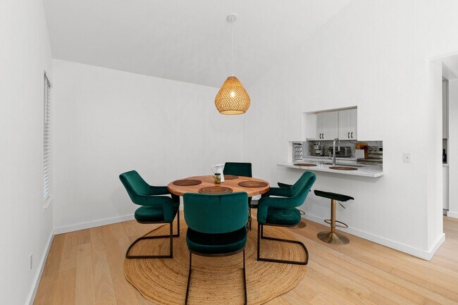 Building Photo - Spacious 2 Bed, 2 Bath Condo Near Downtown...