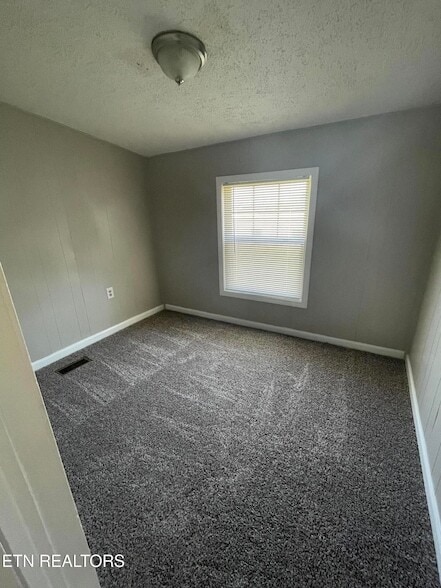 Building Photo - 320 Hannum St