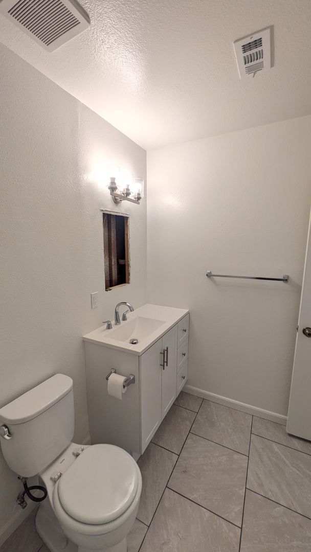 Building Photo - Move In Special!!!   Refreshed Single Level Home