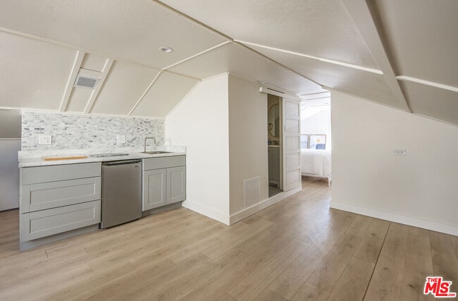 Building Photo - 4616 Rosewood Ave