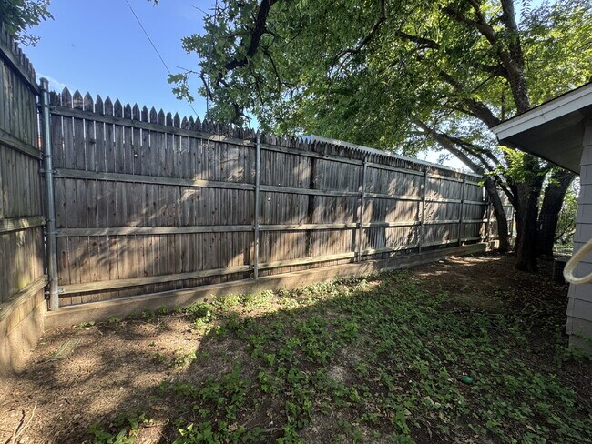 Building Photo - 2 bedroom 1 bath Budget Friendly!!