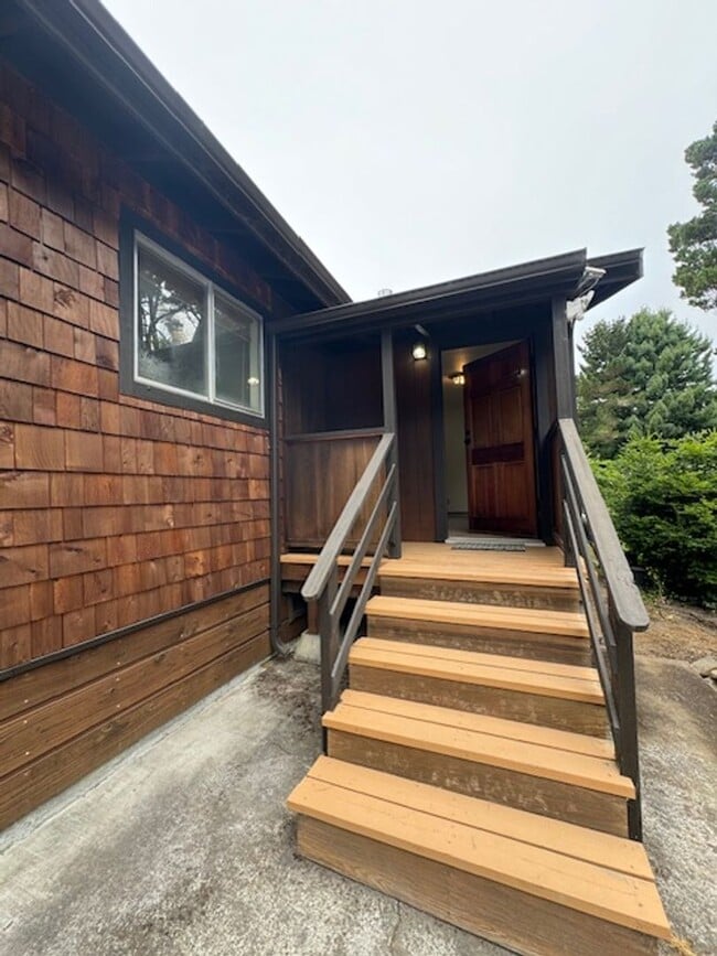Building Photo - 2437 Ridgewood Dr