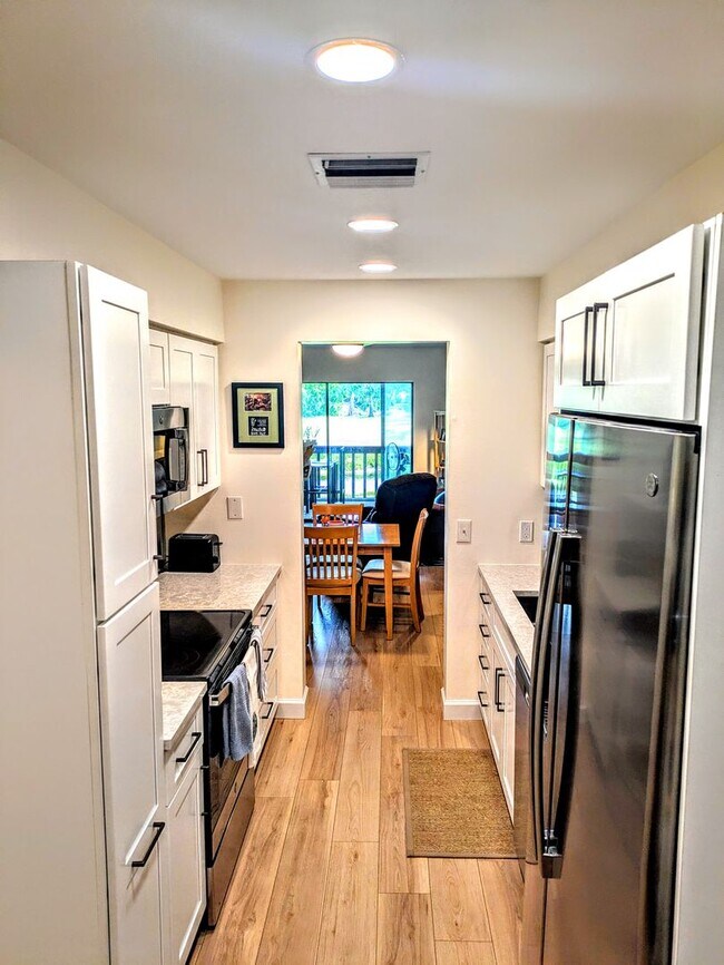 Building Photo - SEASONAL/SHORT TERM TURNKEY condo