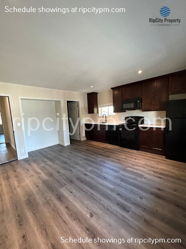 Building Photo - Beautiful studio apartment in downtown Hil...