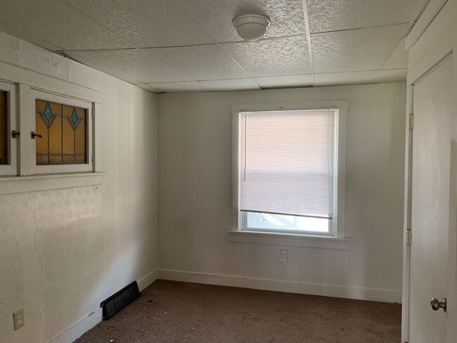 Building Photo - LARGE, RECENTLY UPDATED HOME AVAILABLE FOR AUGUST!