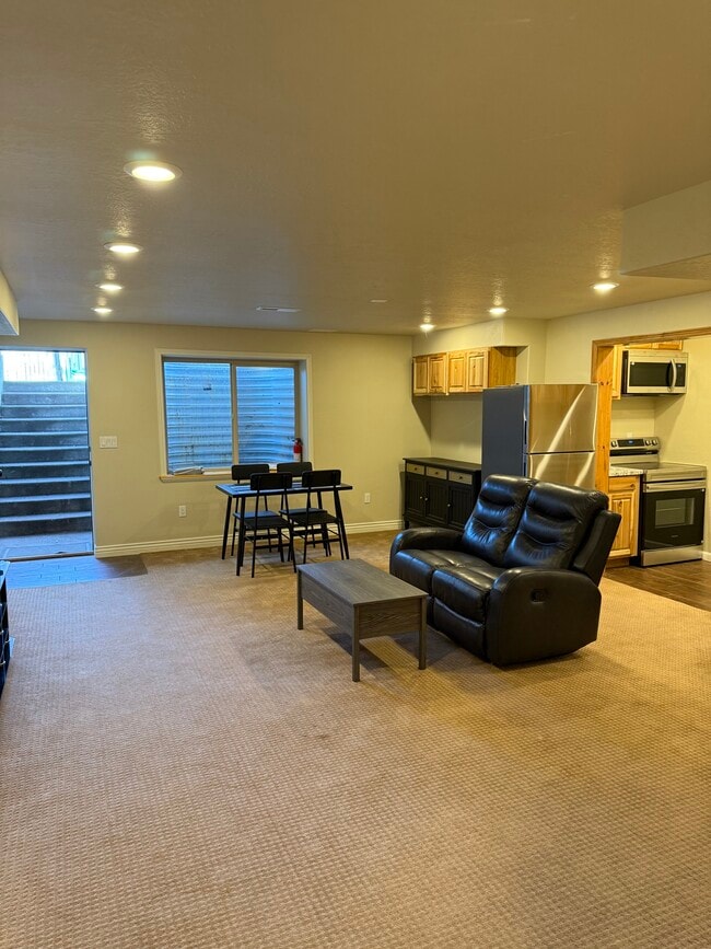 Building Photo - 1213 E St Josephs St