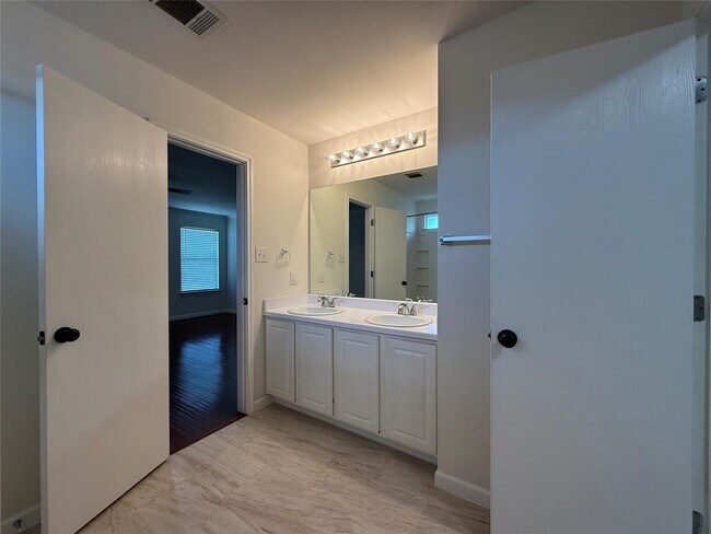 Building Photo - 307 Indian Meadow Dr