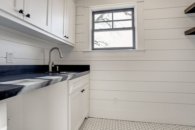 Building Photo - 1901 Bradshaw St