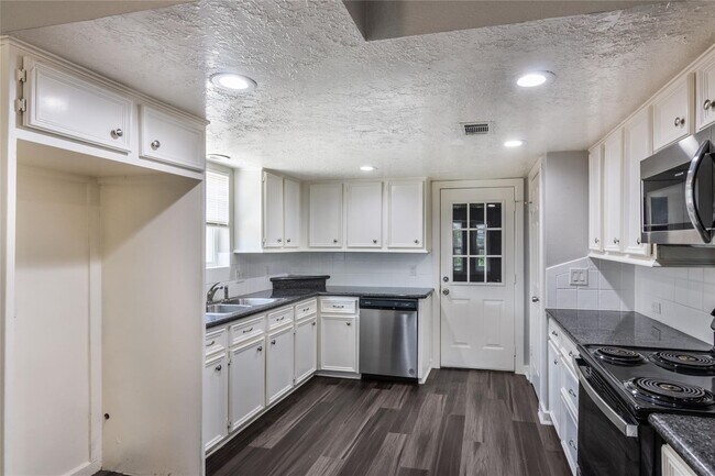 Building Photo - Welcome to this fully remodeled 4/2/2 brick home near Lake Conroe! With new AC/heat, roof, water ...