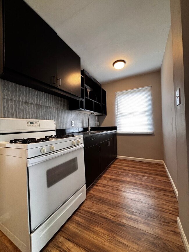 Building Photo - Beautiful 1 bed apartment, just off I-675 ...