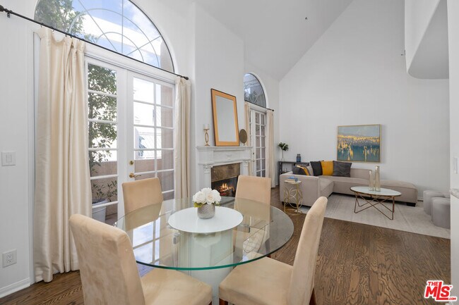Building Photo - 930 N Doheny Dr