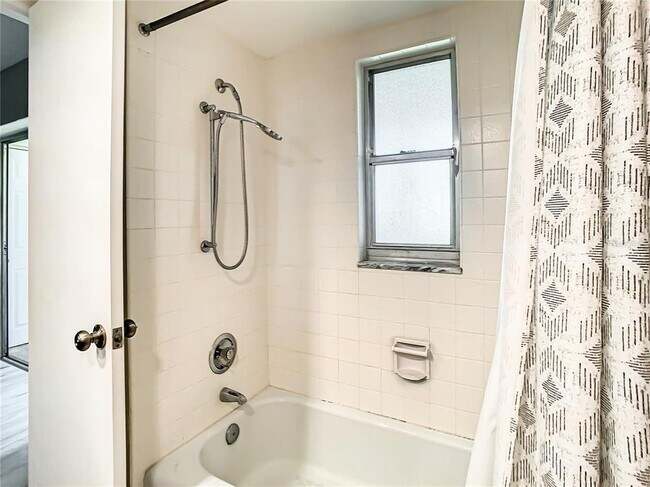 Building Photo - 4575 Cove Cir