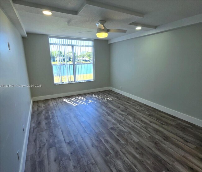 Building Photo - 3710 Inverrary Dr