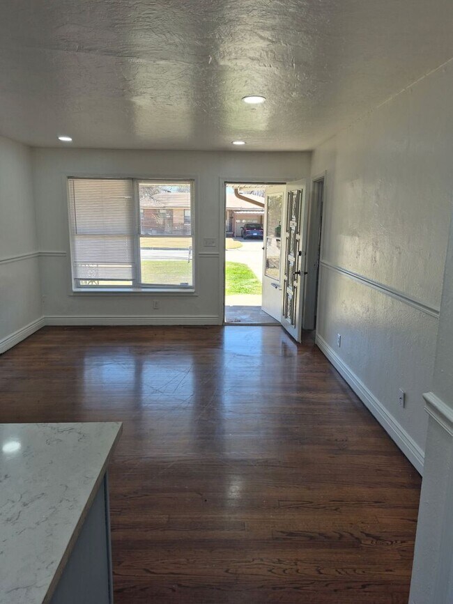 Building Photo - This Perfect Home Awaits!