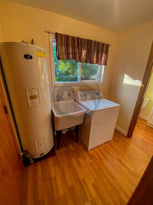 Building Photo - Adorable Single Level Home