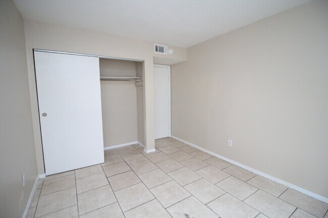 Building Photo - Coming 9/12! Spacious 2-Bedroom, 1-Bath Du...