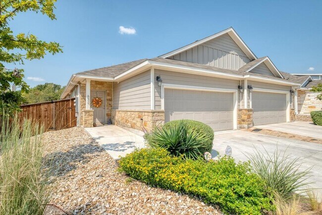 Building Photo - 620 Parkline Dr