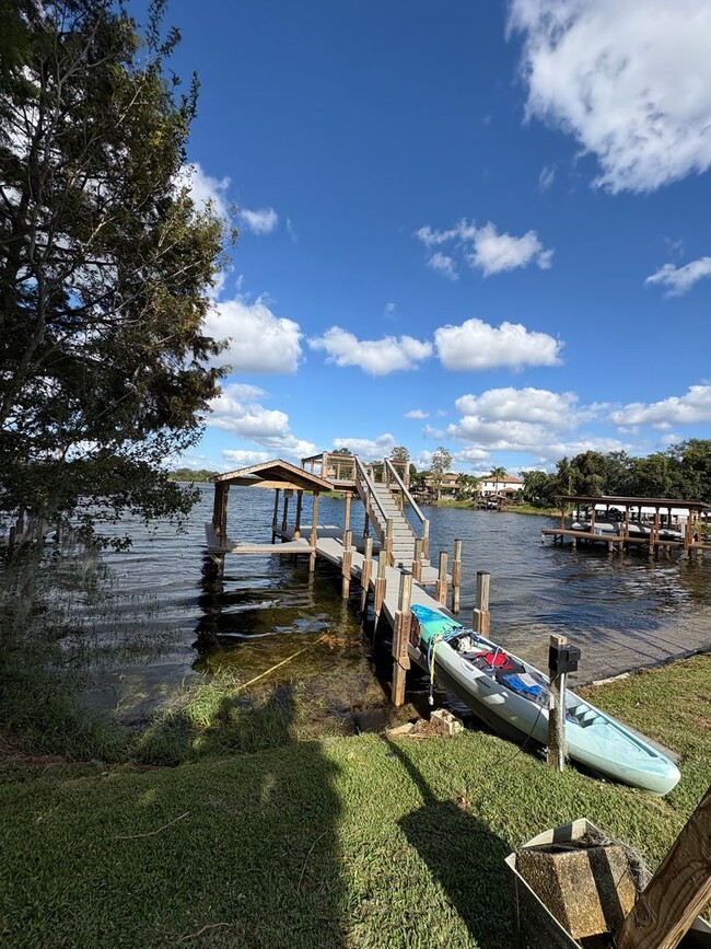 Building Photo - Quiet secluded lakefront  3 bed 2 bath pro...