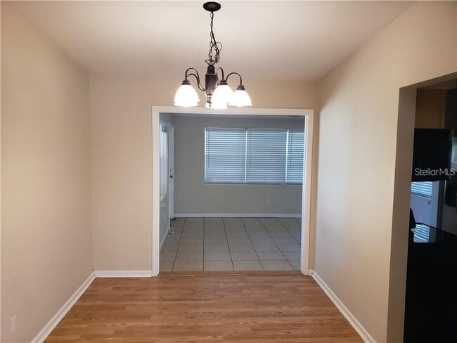 Building Photo - 1500 Roscomare Ave