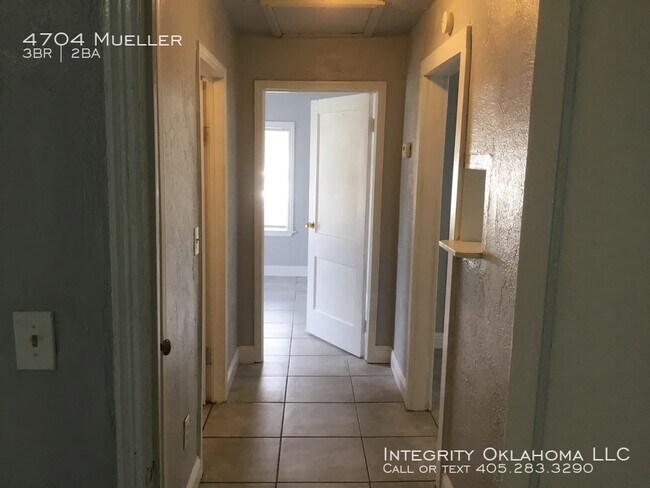 Building Photo - 4704 N Mueller Ave