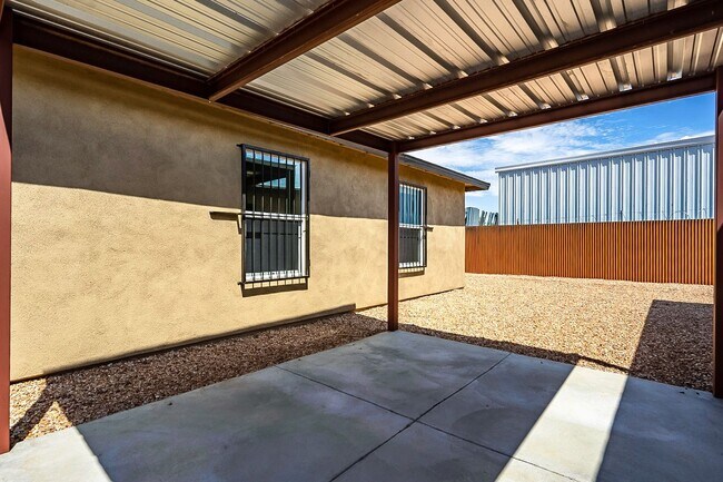 Building Photo - 615 S Santa Rita Ave