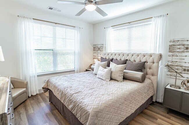 Building Photo - Spacious Living with 1 Month Free Rent