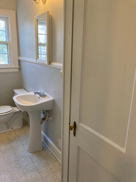 Bath - 838 Shober St